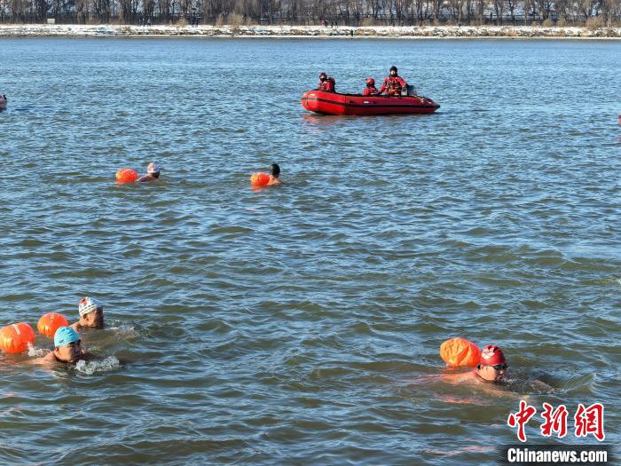 东北三省泳者齐聚吉林，挑战冬日松花江横渡