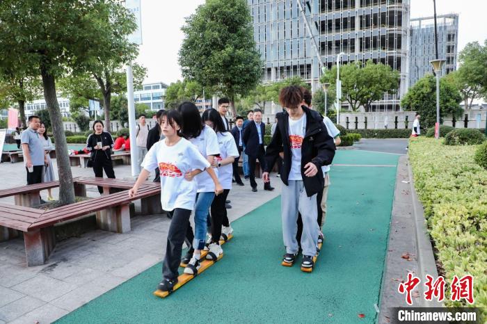 以“中华民族一家亲，共绘申城好未来”为主题