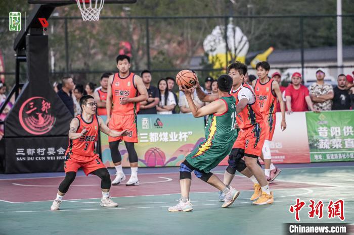 山西昔阳县乡村篮球赛首战告捷 三都乡队力克界