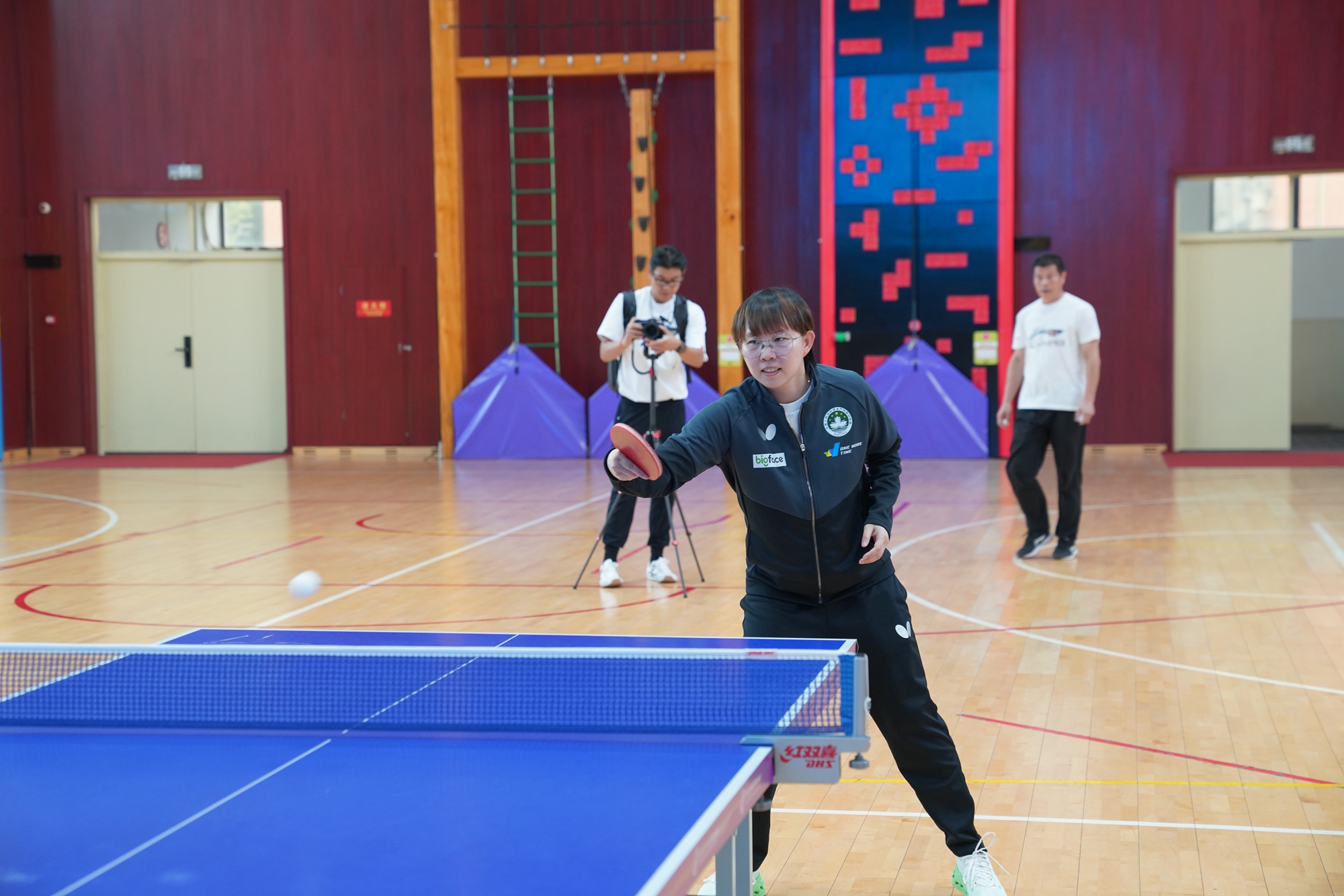 朱雨玲重返赛场传递体育精神，校园宣讲激发青