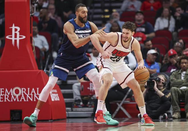 NBA常规赛冲刺阶段：雷霆失利马刺紧追西部榜首