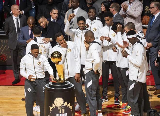 76人球星恩比德紧急手术 季后赛前景蒙上阴影