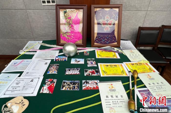 重庆奥运冠军丁欣怡郭崎琪捐赠珍贵藏品 中国艺