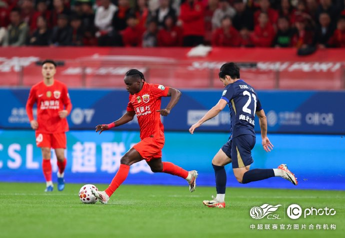 上海海港4比0完胜武汉三镇，刘祝润双响助球队强