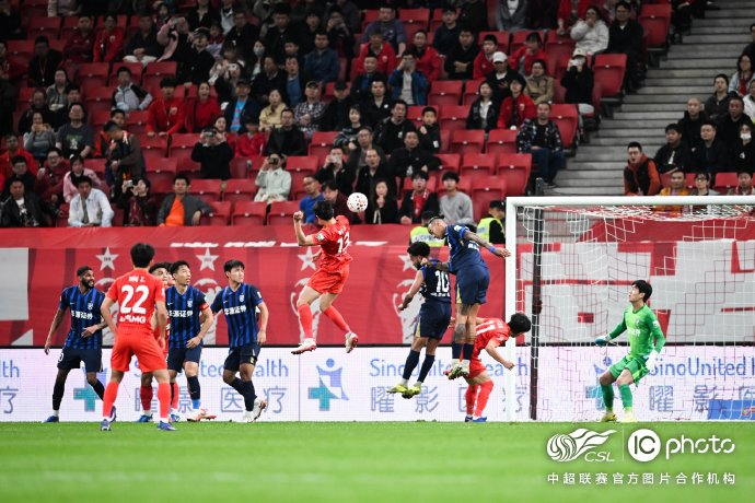 上海海港4比0完胜武汉三镇，刘祝润双响助球队强