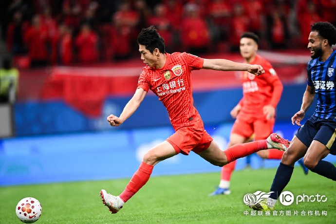 上海海港4比0完胜武汉三镇，刘祝润双响助球队强