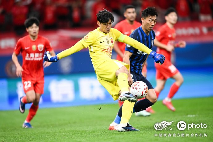 上海海港4比0完胜武汉三镇，刘祝润双响助球队强