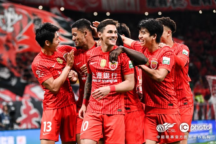 上海海港4比0完胜武汉三镇，刘祝润双响助球队强
